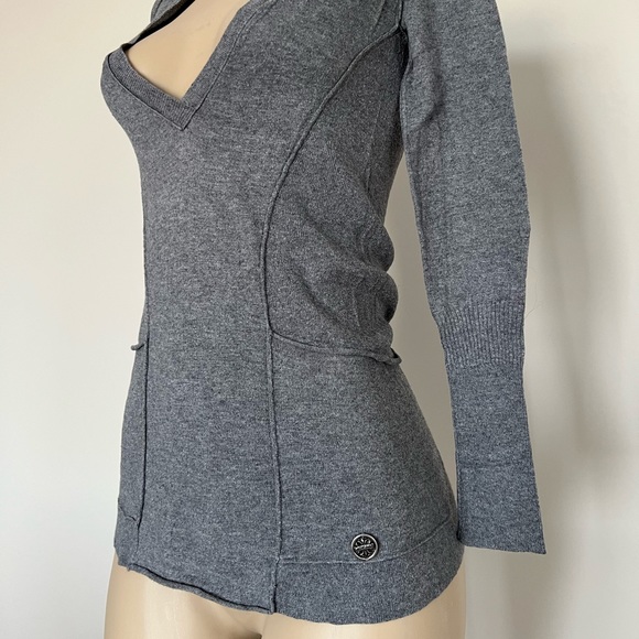 Guess V-Neck Sweater. - Picture 3 of 8